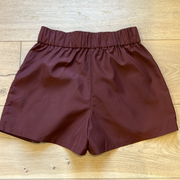 Express Stylist Super High Waisted Pleated Pull On Shorts in Size Medium - Picture 5 of 11